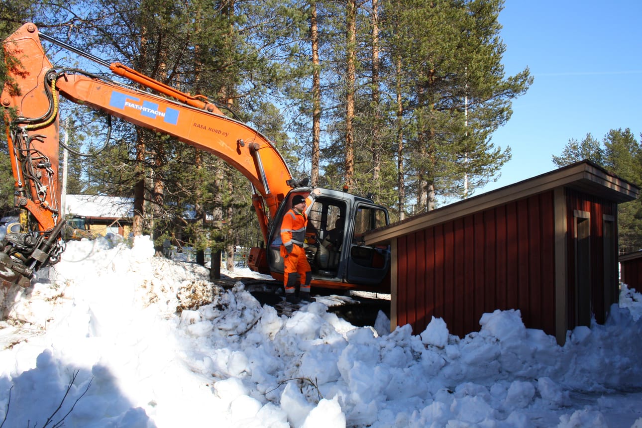 Keijo Peltoniemi totesi, että purkukoneelle saadaan hyvästi tilaa, kun varastokopit ensin viedään rivitalojen edestä kokonaisina pois.