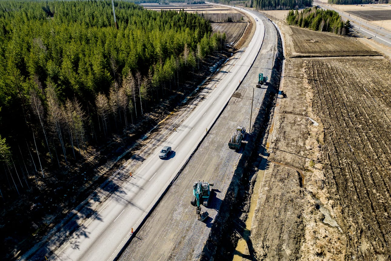 Seinäjoen ja Lapuan väliselle maantieosuudelle on jo pitkään haaveiltu parannuksia, sillä liikennettä on paljon eikä ohittaminen ole turvallista.