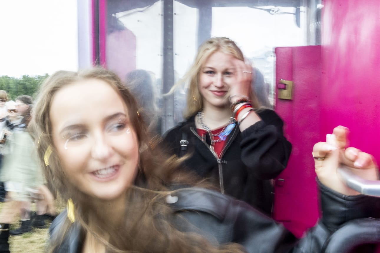 Jasmin Pyrrö (vas.) ja Venla Alaruikka testasivat Telediscoa.