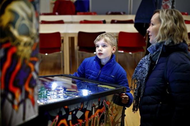 Matias Ylä-Kero pelasi ensimmäistä kertaa elämässään isoa flipperiä Seinäjoen pääkirjastolla. Peli on tuttu myös Satu Ylä-Kerolle. KUVAT: TOMI KOSONEN
