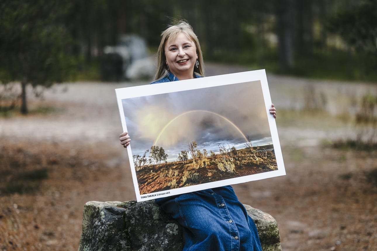 Nivavaarassa asuva Tiina Takala kuvasi sateenkaaren Muotkatunturin erämaassa. Äänestäjät arvostivat kuvan Kesäfoto-kisan voittajaksi.