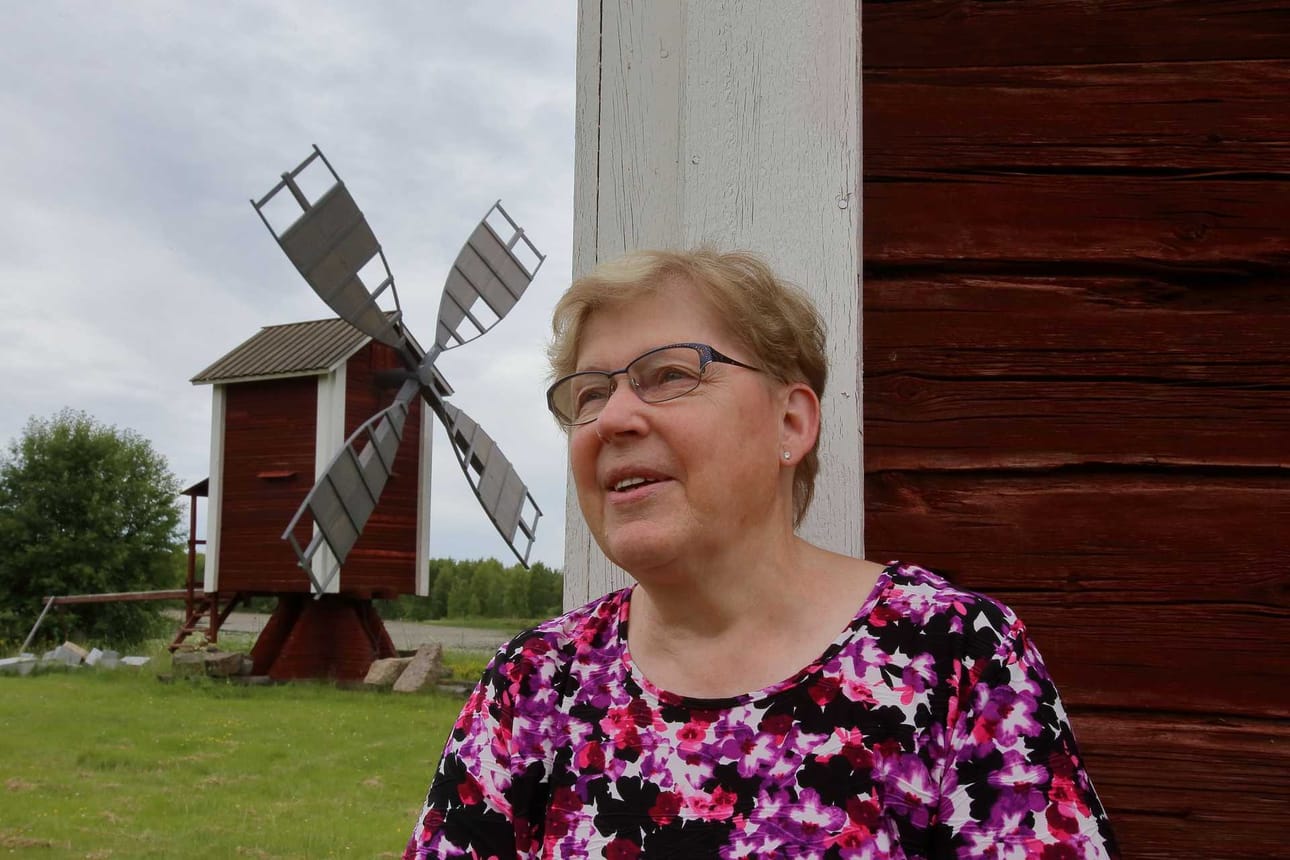 Helena Taluksen taustalla komeileva tuulimylly on kunnostettu sopivasti juhlavuodeksi. Tuomas Hautajoki teki myllylle uudet siivet, jotka talkoilla asennettiin paikalleen.