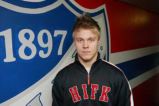 Hyökkääjä Mikael Granlund poseerasi HIFK:n logon vieressä Helsingin jäähallissa maanantaina.