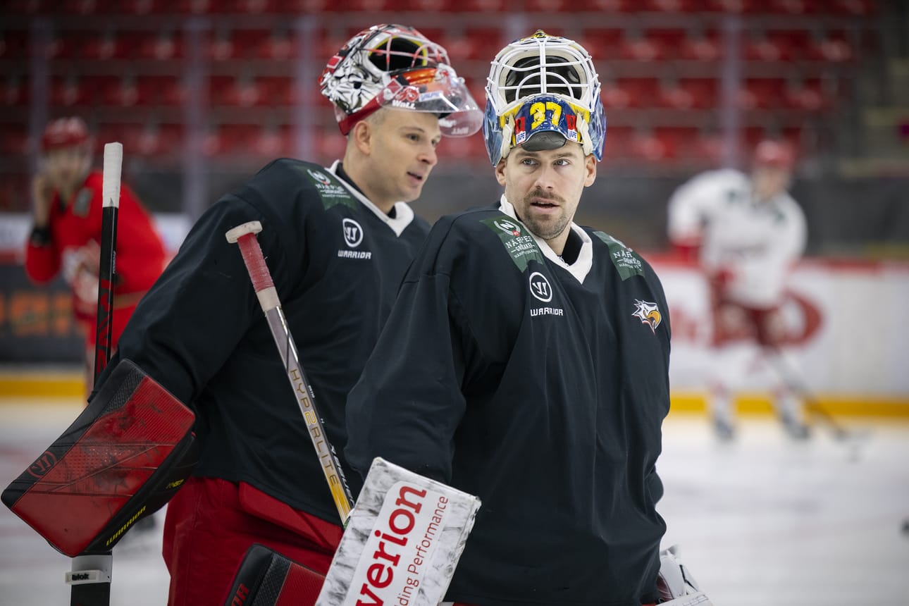 Joni Ortio (edessä) teki kuin tekikin Vaasan Sportin kanssa sopimuksen kuluvan kauden loppuun asti. Taustalla Sportin toinen maalivahti Miroslav Svoboda, jota Ortio saapui alunperin paikkaamaan ottelukohtaisella pestillä.