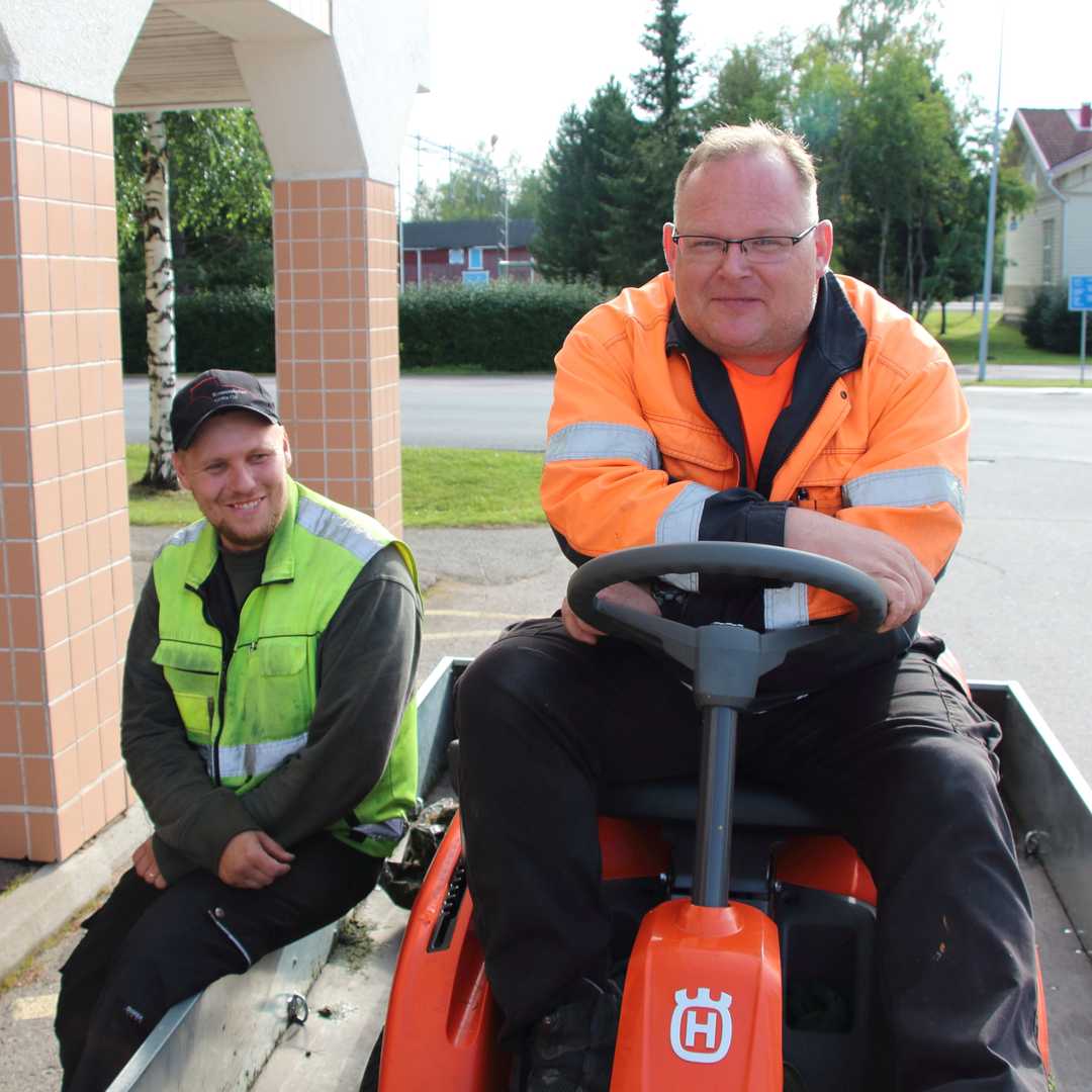 Jarno Ollila (vas.) arvostaa Lehtikankaalta siirtynyttä työväkeä. Nurmikonleikkuuseen lähdössä pienen poseerauspaussin jälkeen Rauno Arola.