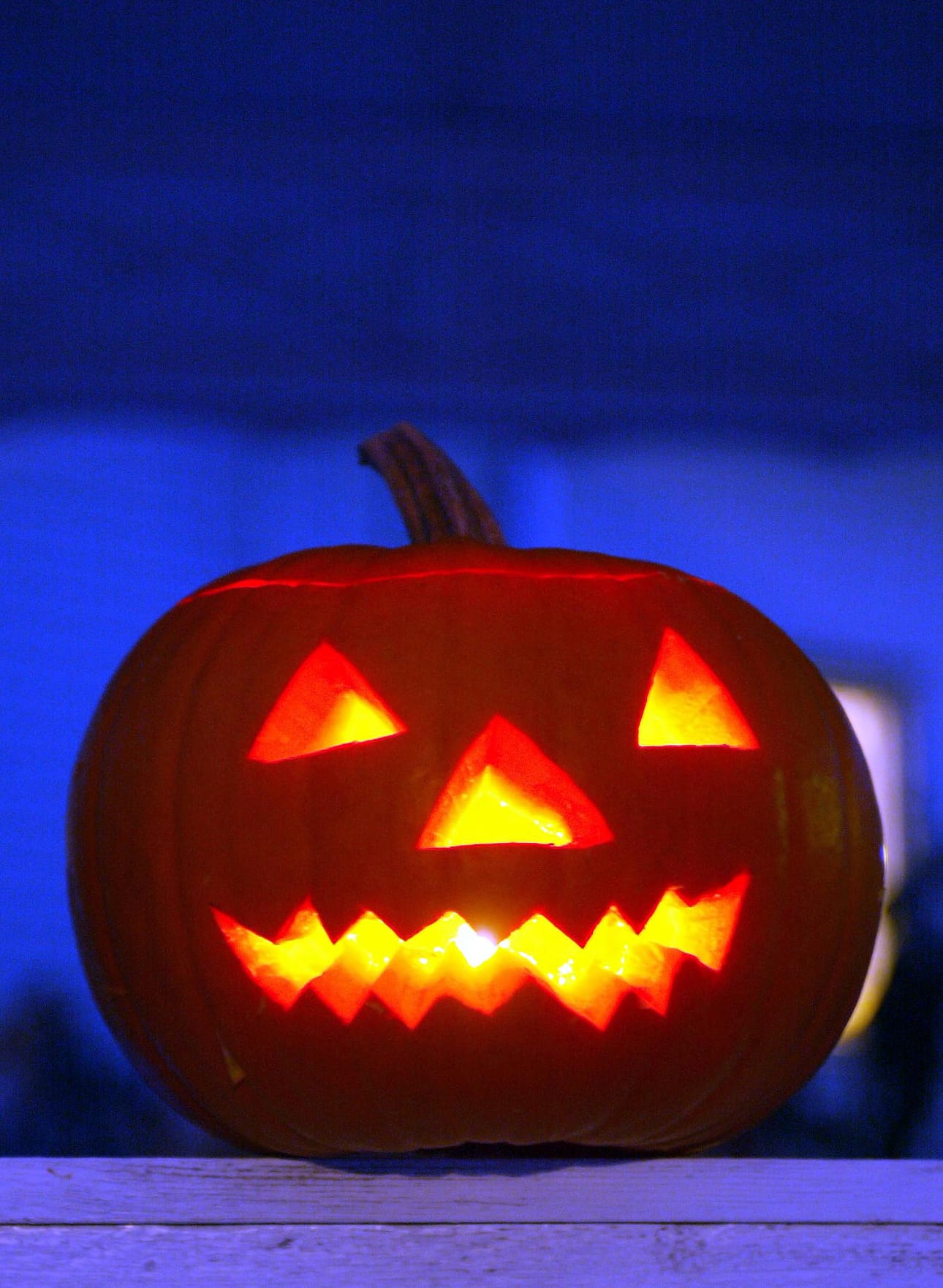 Halloween perustuu muinaiseen kelttiläiseen samhain-juhlaan, jolloin uskottiin elävien ja kuolleiden maailmojen välisen rajan hämärtyvän. Kurpisalyhtyjen tarkoituksena on ollut karkottaa pahat henget.