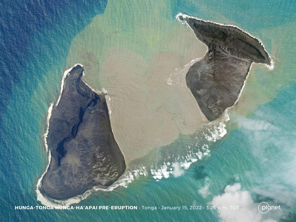 Merenalaisen tulivuoren purkaus Tongan saarivaltion lähellä on aiheuttanut maassa laajoja tuhoja, kertoivat satelliittien ja tiedustelukoneiden ottamat. LEHTIKUVA/AFP