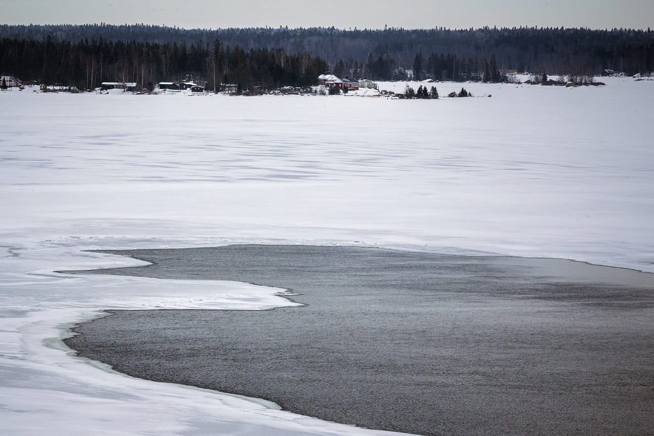Meriveden ennustetaan nousevan Vaasan merialueilla torstaina todella korkealle. Yhtenäinen kiintojää pitää vielä valtaa, mutta poikkeuksiakin on.