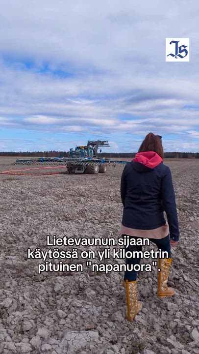 Pääsimme Järvenpäässä harvinaisen menopelin kyytiin – Katso videolta, kuinka Marko Iso-Tuisku levittää lietettä yli kilometrin letkulla ja automaattiohjauksella
