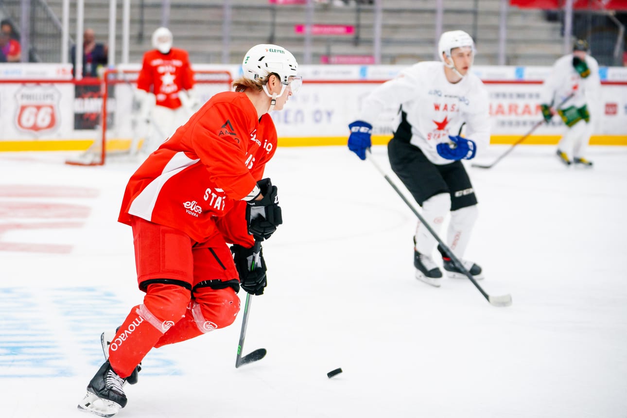 Hyökkääjä Joel Kivirannan (vas.) ura lähti nousukiitoon Vaasassa kevättalvella 2019. Nyt hän pelaa NHL-joukkue Dallas Starsissa. Kiviranta nähtiin keskiviikkona jäällä hyväntekeväisyysottelussa.