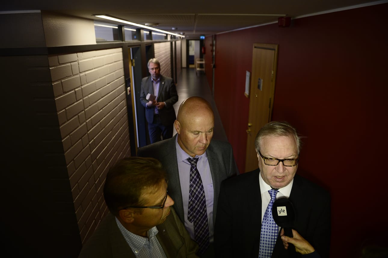SAK:n Lauri Lyly, STTK:n Antti Palola ja Akavan Sture Fjäder neuvottelevat palkansaajärjestöjen puolesta. Arkistokuva.