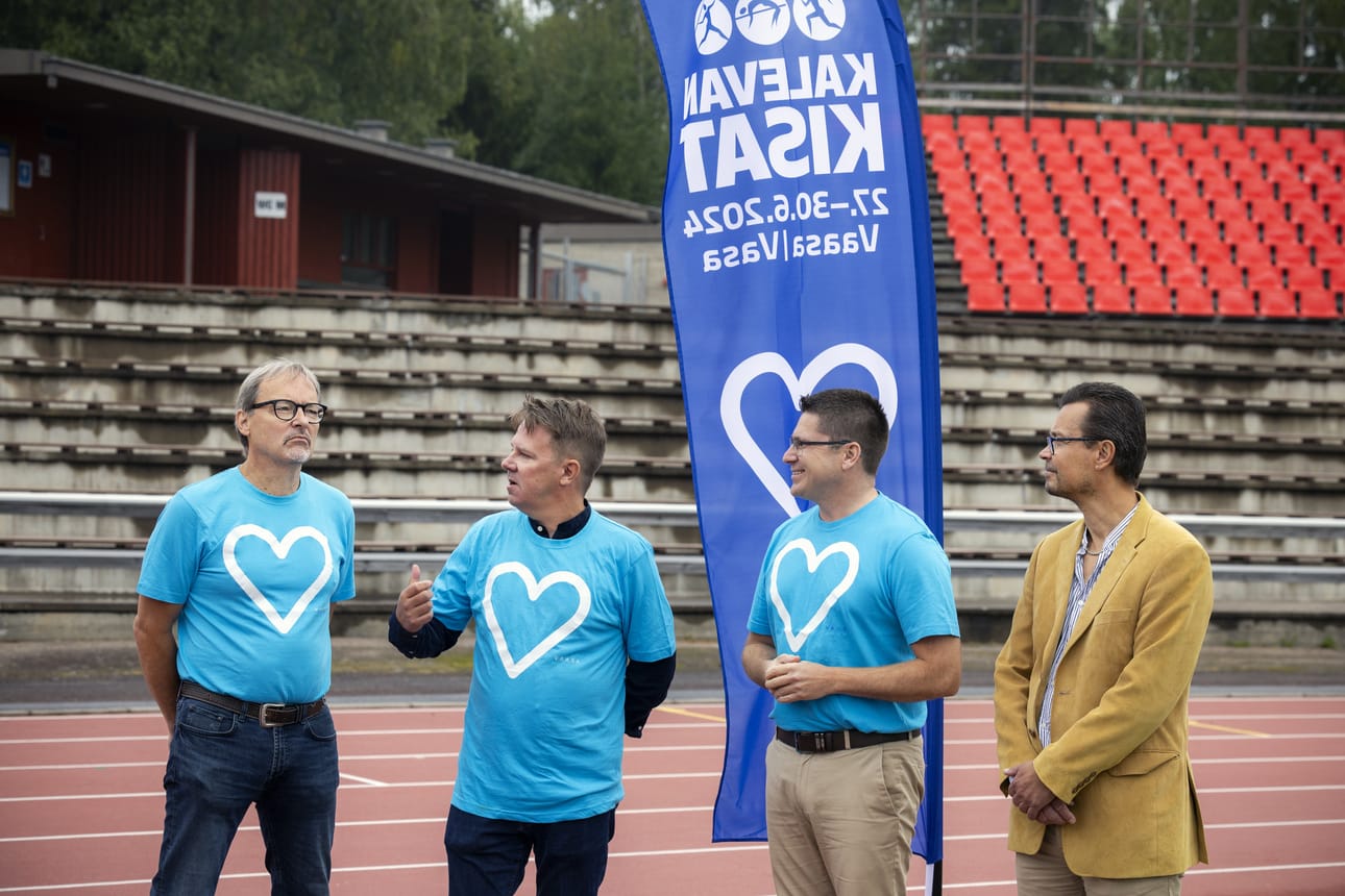 Kilpailuiden pääsihteerit Kenneth Norrgård ja Mikael Nordman, järjestelytoimikunnan puheenjohtaja Mikko Ollikainen ja Vaasan kaupungin edustaja, liikuntatoimenjohtaja Mika Lehtonen kertoivat Vaasan Kalevan Kisoista keskiviikkona Kaarlen kentällä.
