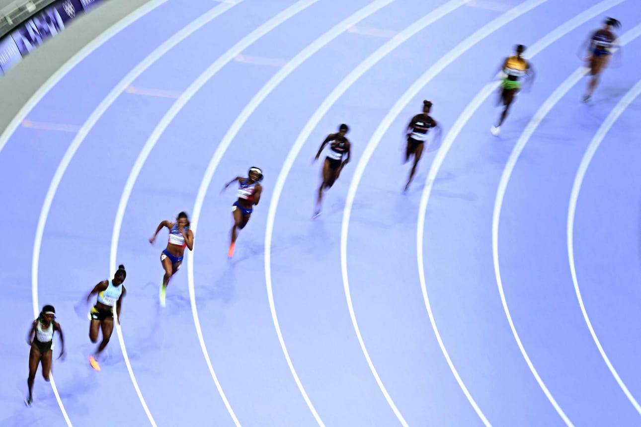 Julian Alfred (toinen vasemmalta) lähti tavoittelemaan tuplakultaa naisten sprinttimatkoilta, mutta Gabrielle Thomas (kolmas vasemmalta) oli eri mieltä.