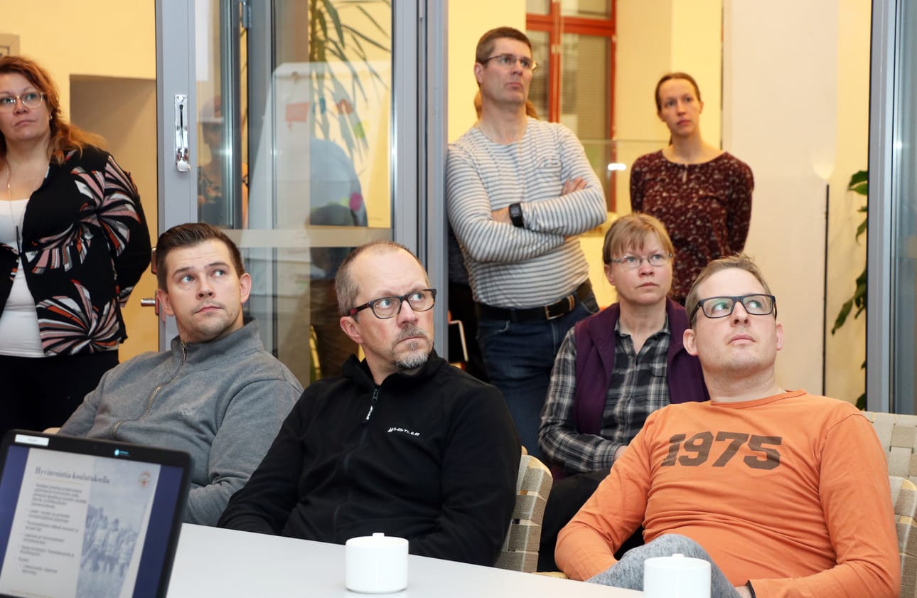 Kunnan viranhaltijoiden alustuksia kuunneltiin tarkasti.