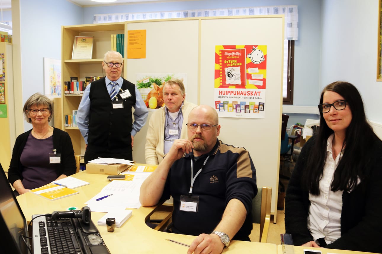 Temmeksellä äänestämisen sujuvuudesta pitävät huolen Anneli Pehkonen (vasemmalla), Aimo Kortekangas, Ismo Ansala, Pekka Uusitalo ja Marjo Miettunen.