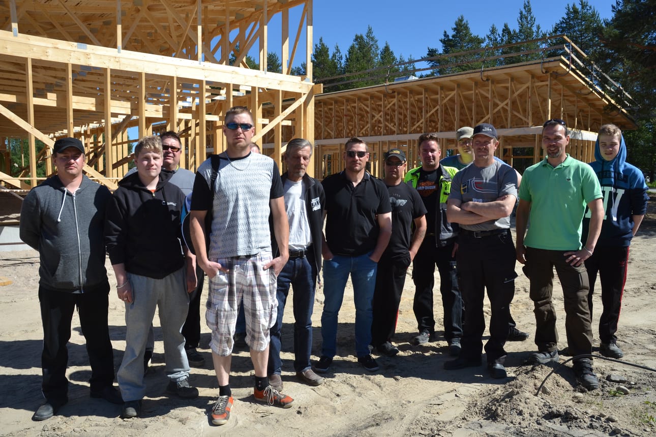 Harjannostajaisiin lähtevää As Oy Kuusamon Tetran väkeä työmaan pihalla torstaina.