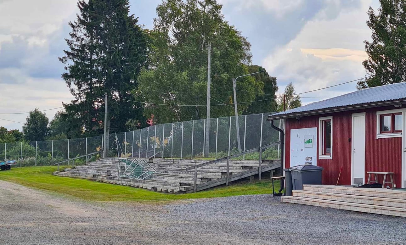 Lapväärtin jalkapallokentän vanha katsomo sijaitsee huoltorakennuksen vieressä.