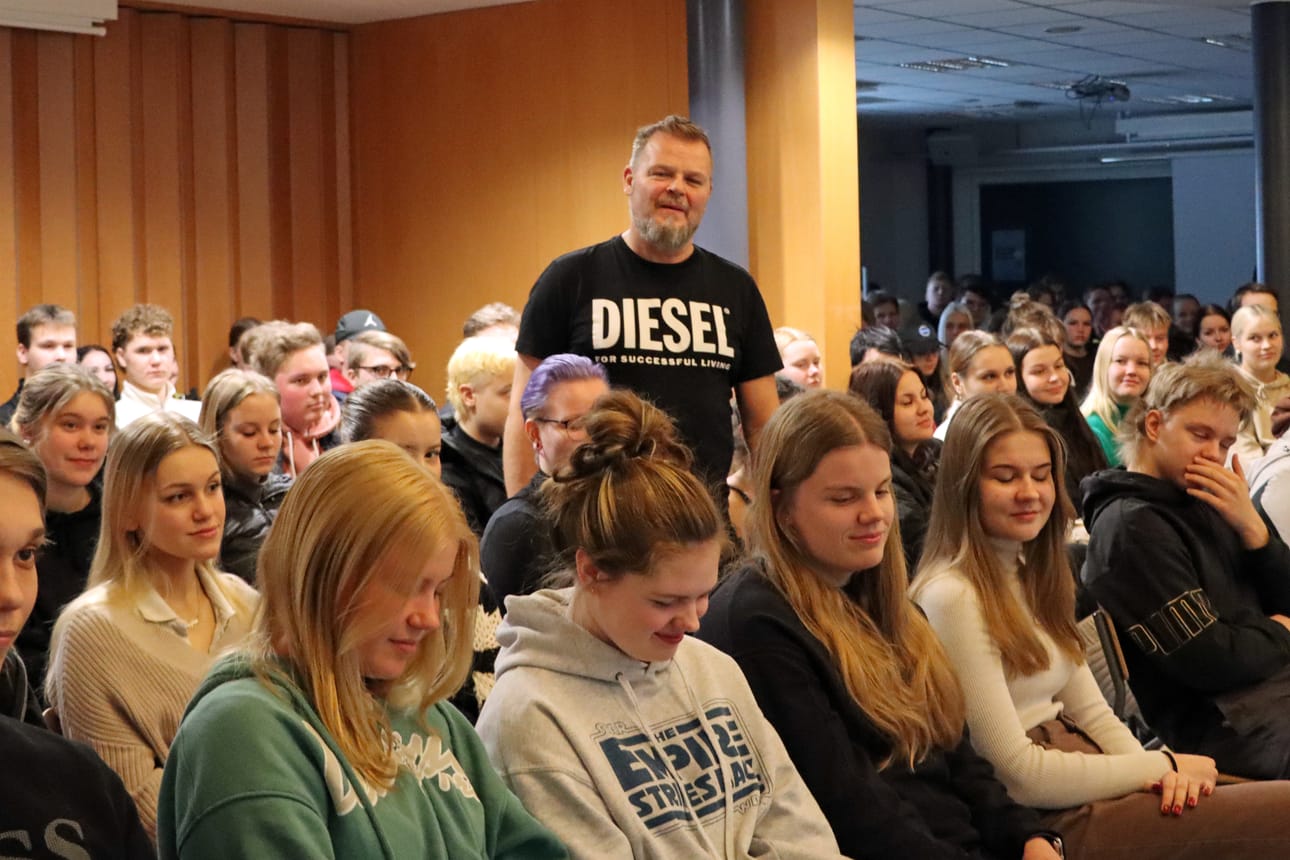 Jääkiekkoilijana tunnettu Marko Jantunen luennoi lukiolaisille päihteiden petollisuudesta ja elämänvalintojen tärkeydestä. Päihdetyöstä kutsumuksen löytäneellä Jantusella on takanaan satoja vastaavia tilaisuuksia.