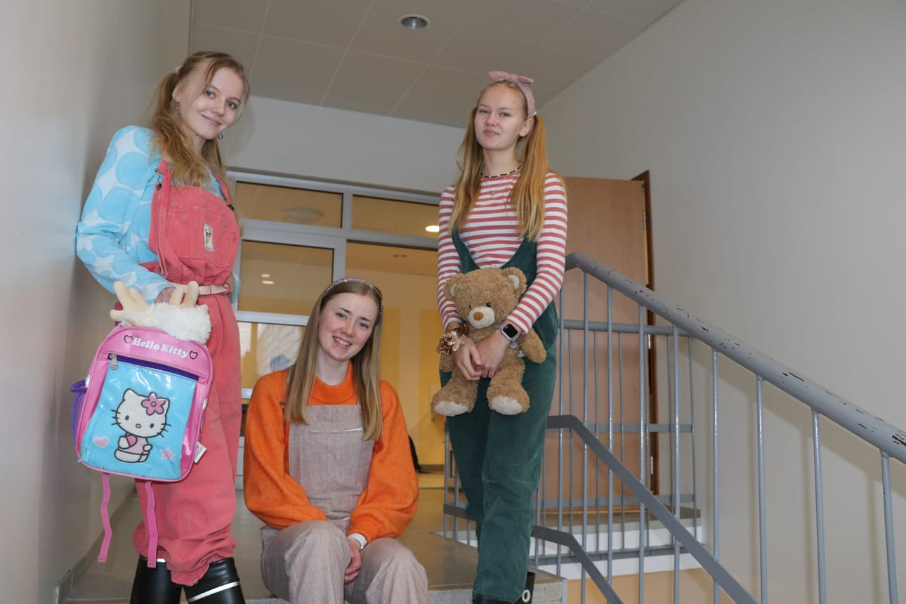 Lukiolaiset Alina Koivunen, Tilda Turja ja Laura Peräsalo pukeutuivat torstaina pikkulapsiksi.