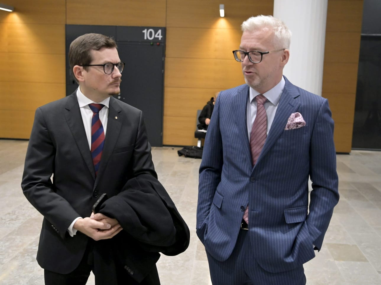 Helsingin Sanomien vastaava päätoimittaja Kaius Niemi (vas.) ja asianajaja Kai Kotiranta Helsingin käräjäoikeudessa 5. lokakuuta. LEHTIKUVA / Jussi Nukari
