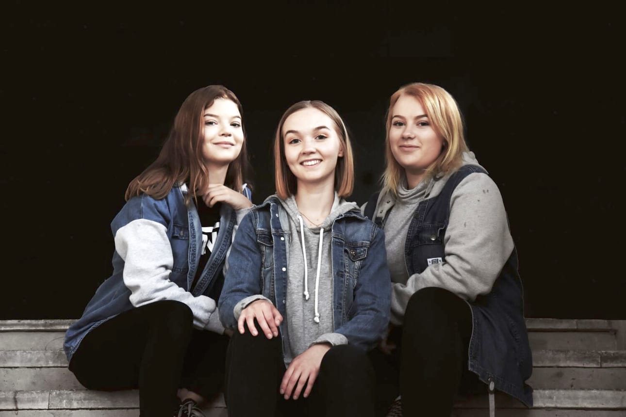 Kuvassa Netta Jyrkäs (vas.) (säestää kosketinsoittimilla, taustalaulaa), Jenni Jaakkola (laulaa) ja Satu Hakoköngäs (säestää kitaralla, taustalaulaa). Kuva: Tiia Juutinen.