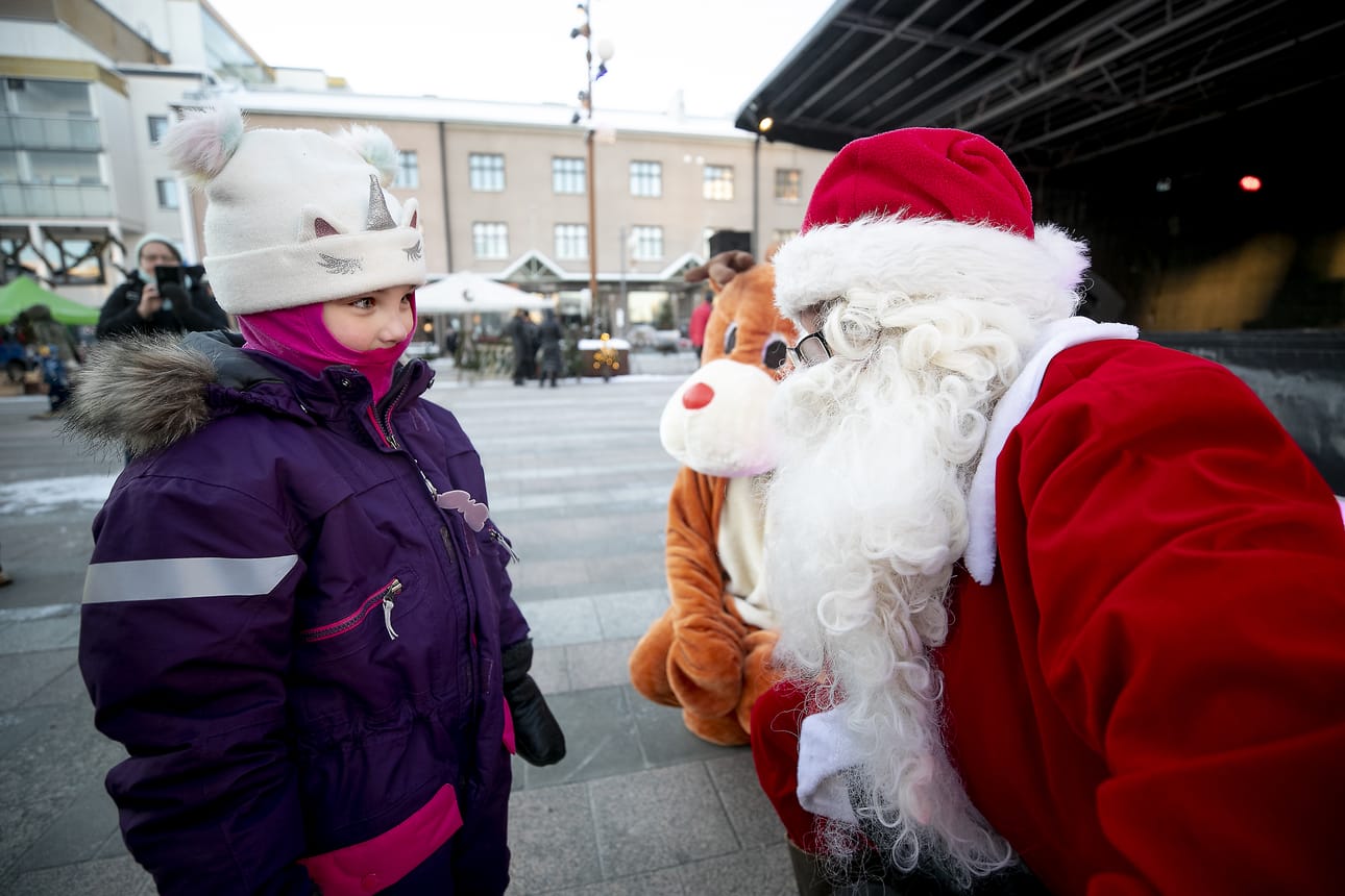 Halla Tuomi kertoi joulupukille olleensa kiltti. Pukin poro kuunteli uteliaana vieressä, mitä Tuomi toivoo joululahjaksi.
