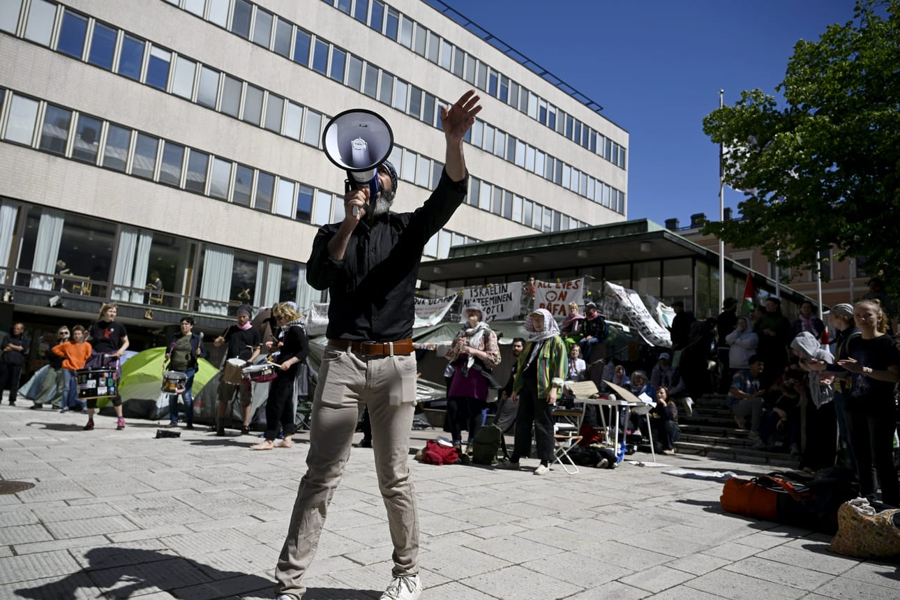 Mielenosoitukset Porthania-rakennuksen edustalla alkoivat jo toukokuun alkupuoliskolla. LEHTIKUVA / ANTTI AIMO-KOIVISTO