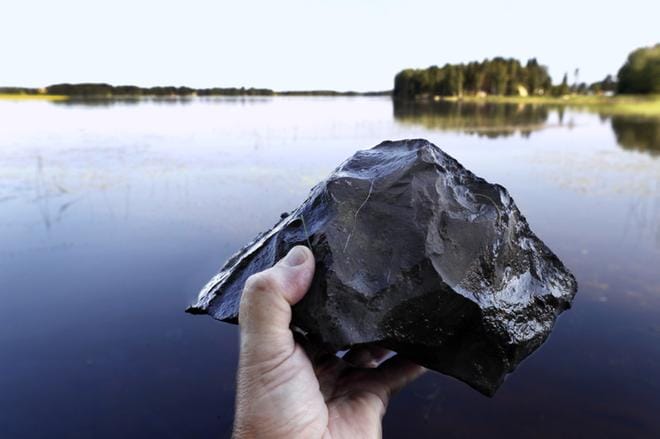 Sanni Tiilikainen pitelee käsissään kärnäiittilohkaretta. KUVA: JOUKO HÄNNINEN