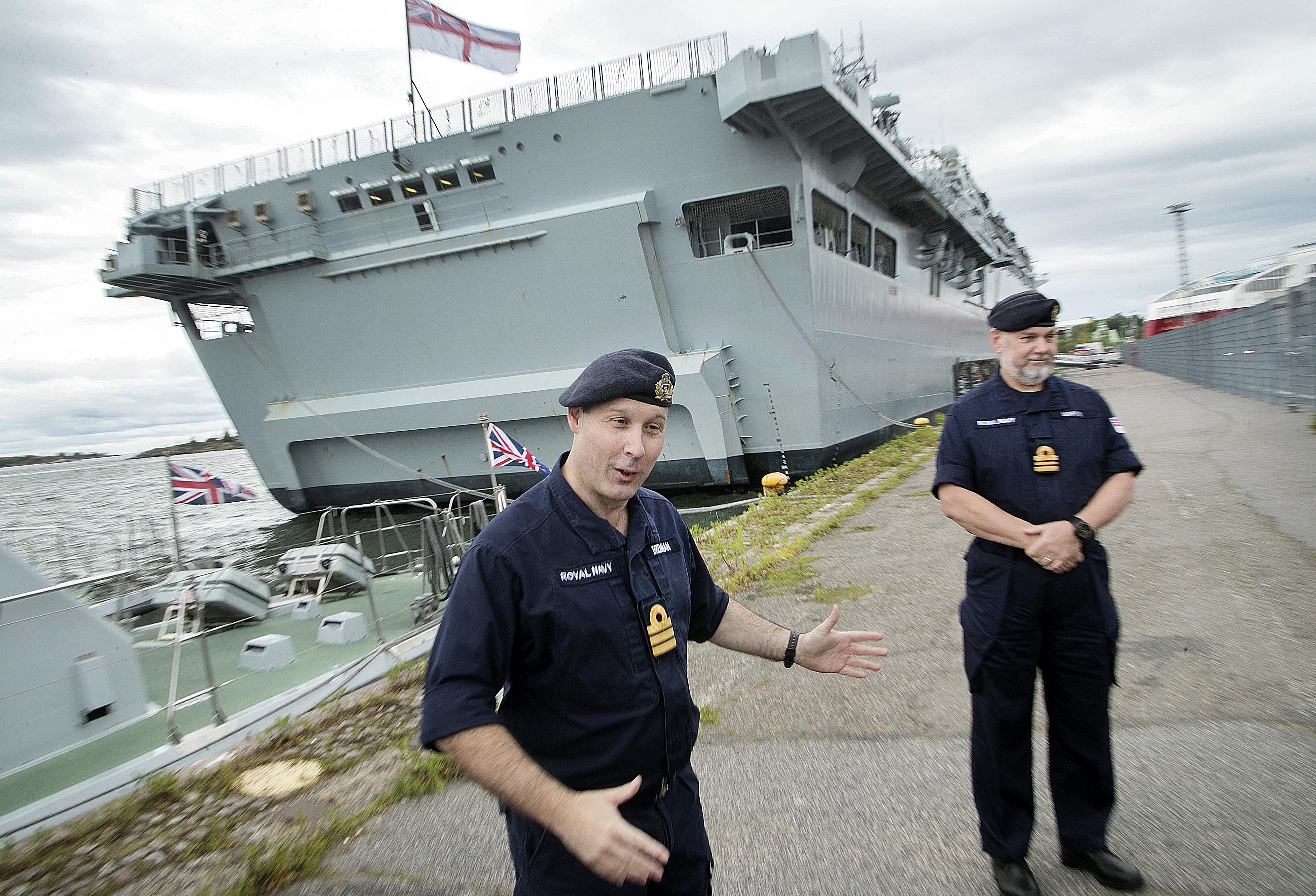 Komentajakapteeni John Brennan on työskennellyt laivastossa kymmeniä vuosia. Yhteensä HMS Albionilla on miehistä noin 500 henkeä.