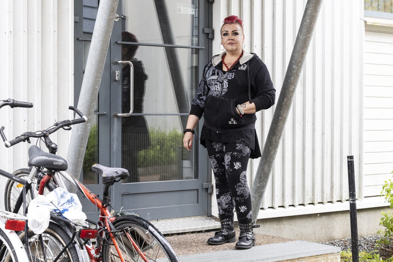 – Kerran yksi nuorista hajotti ulkona pöytää. Huusin hänelle, että hänen kannattaa lähteä ja nopeasti, kertoo Tiina Salli.