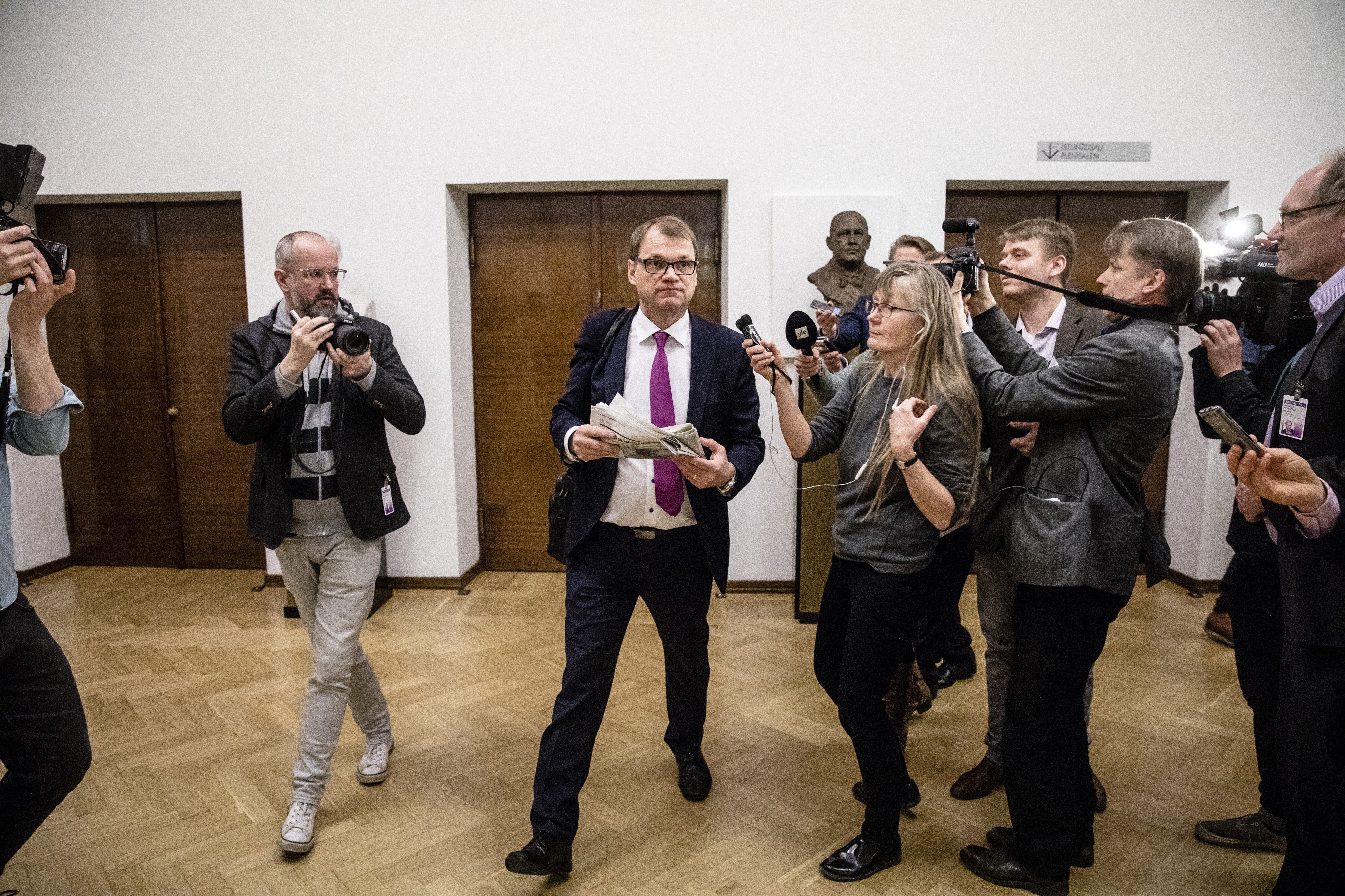 Pääministeri Juha Sipilä kirjaimellisesti pakeni toimittajia eduskunnan istuntokauden avauspäivänä. Hän puhui tiedotusvälineiden edustajille yhteensä 24 sanaa. Samaan aikaan hallituksen muut ministerit vastasivat kiireettömästi tärkeisiin kysymyksiin.