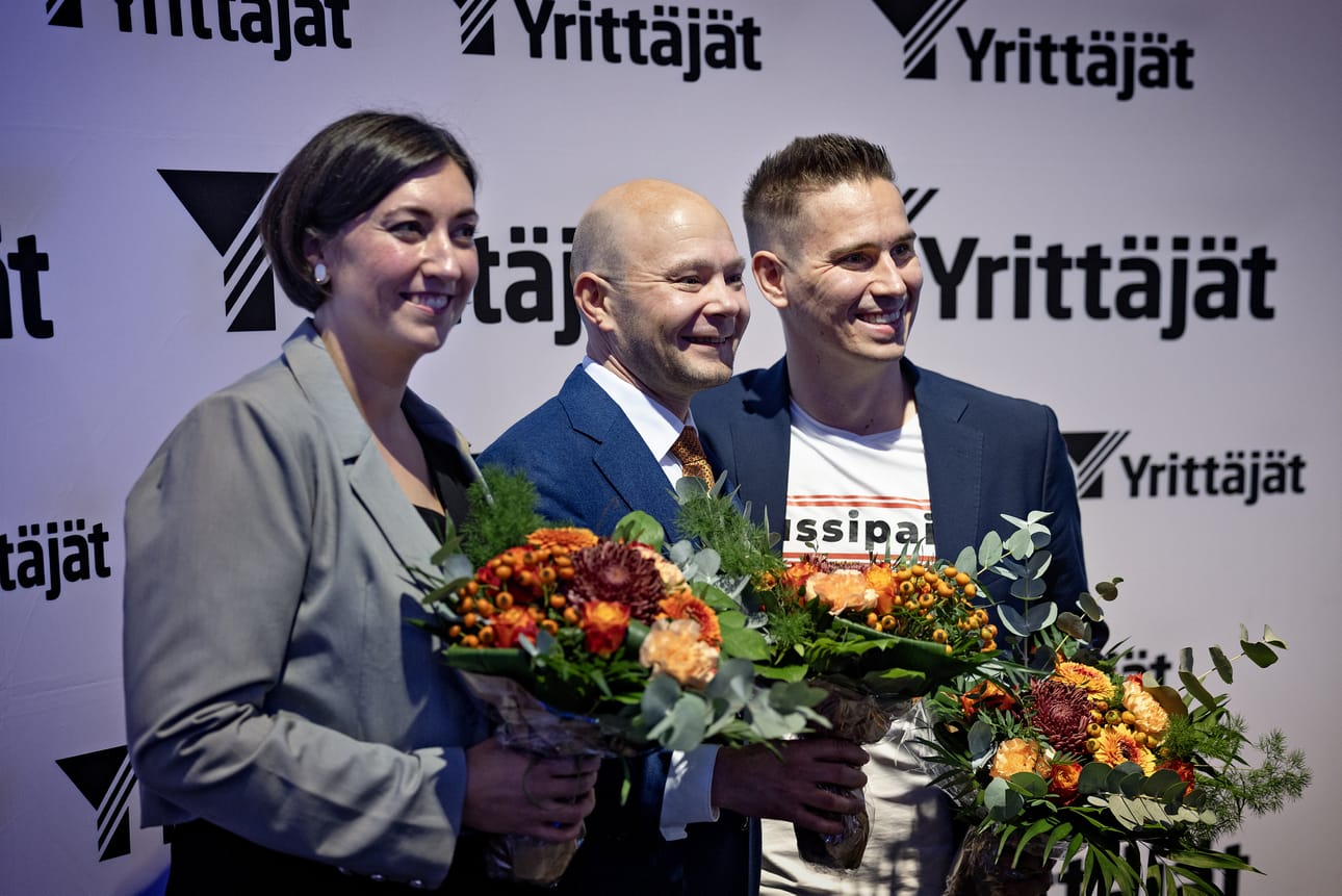 Jussi Pirhonen (kuvassa oikealla) kaksi vuotta sitten Seinäjoella pidetyssä yrittäjäjuhlassa.