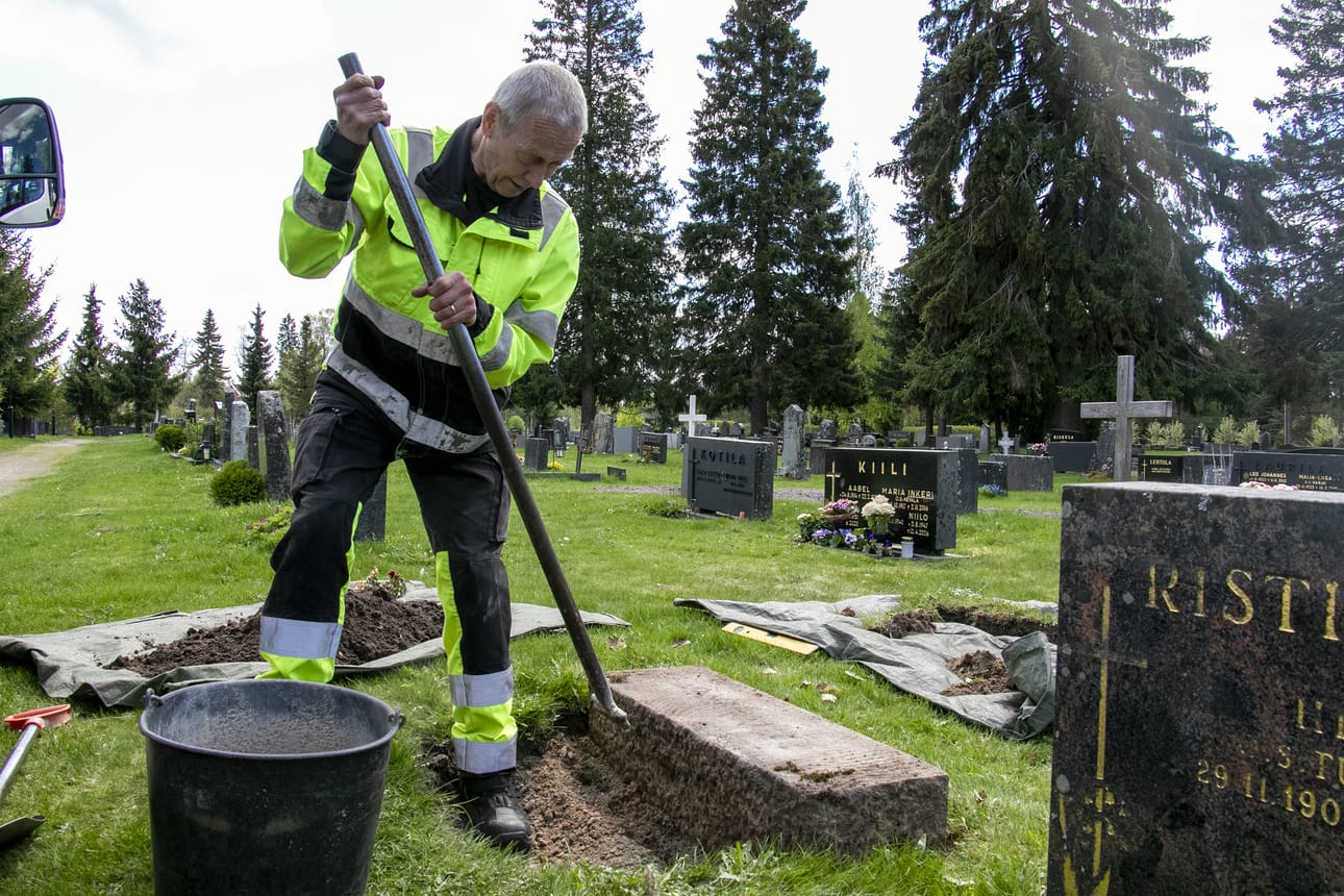 Keijo Kuntola sanoo, että hautakiven oikaisuun käytettävän murskeen pitää olla oikean kokoista, ja se pitää juntata pohjakiven alle kunnolla.