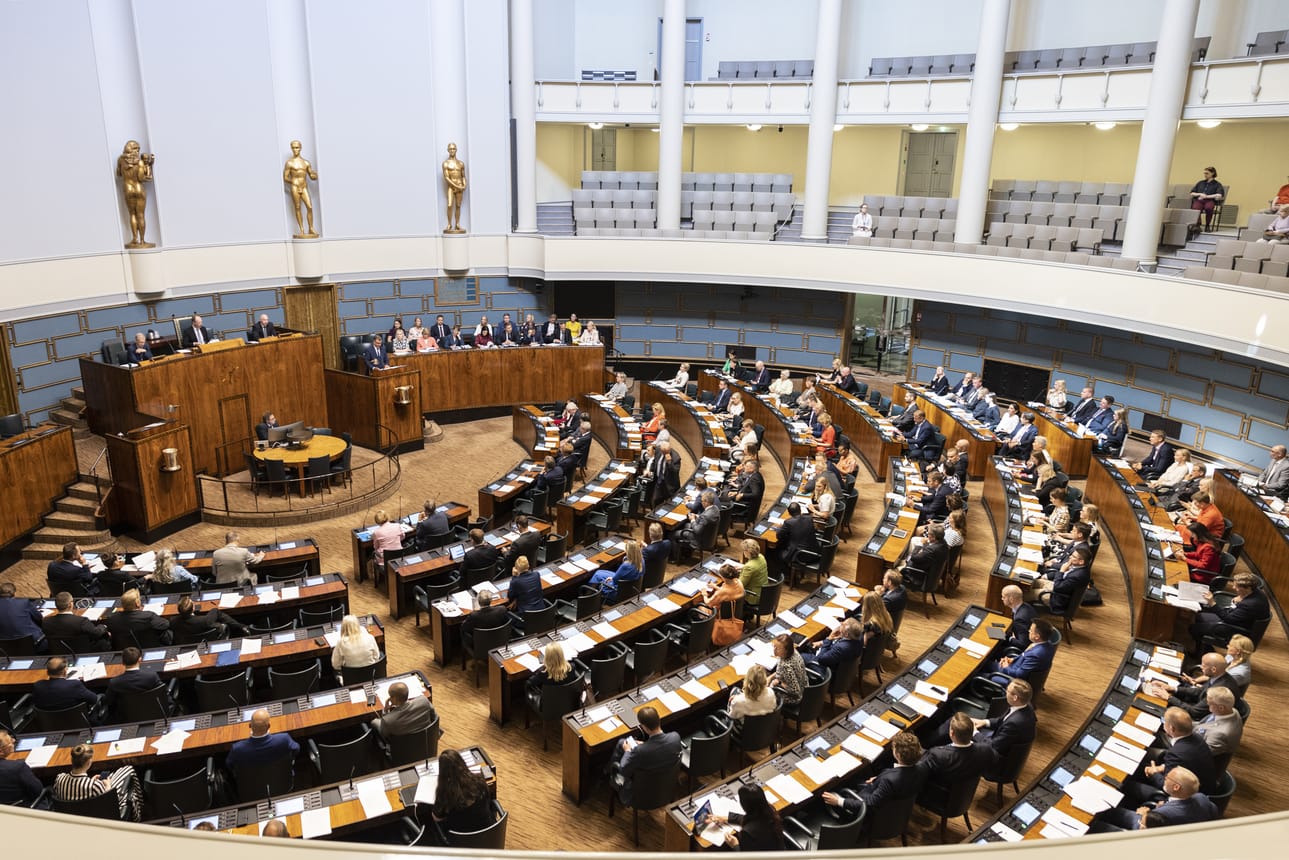 Eduskunta on istuntotauolla, mutta keskustelu rasismista perussuomalaisten ympärillä käy kuumana. Kuvituskuva.