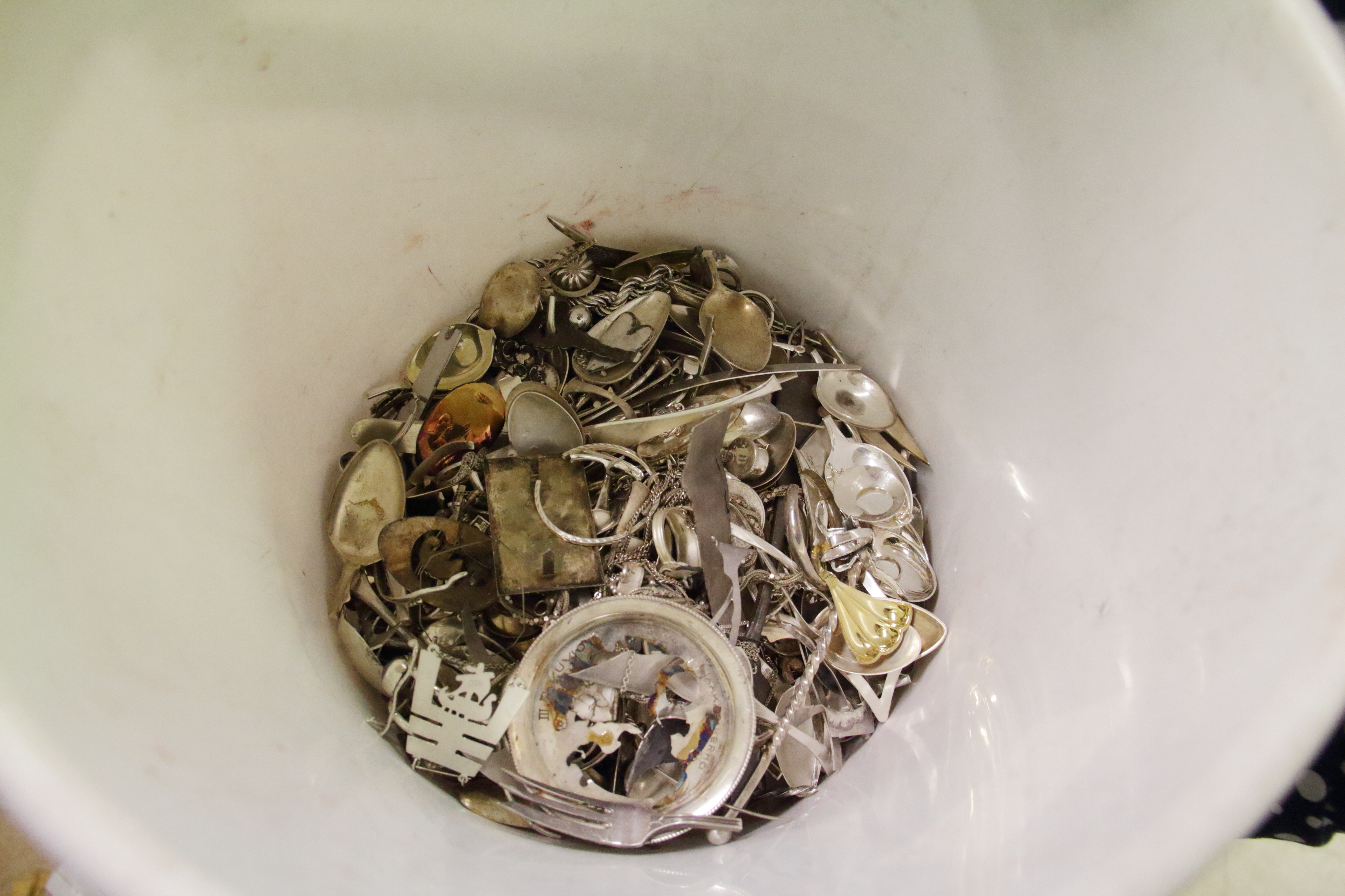 Ämpärillisestä romumetallia tulee monivaiheisen käsittelyn jälkeen 6-8 kiloa käyttökelpoista raaka-ainetta.
