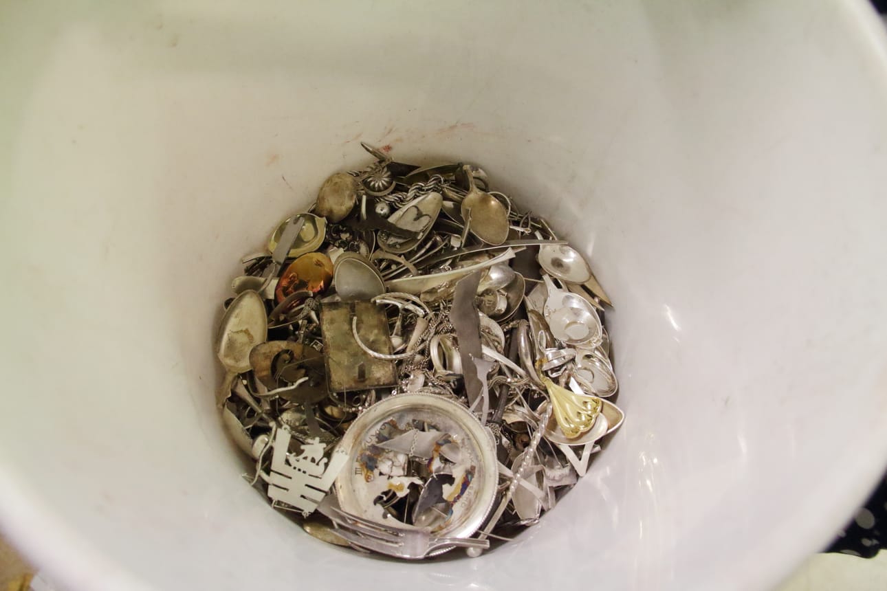 Ämpärillisestä romumetallia tulee monivaiheisen käsittelyn jälkeen 6-8 kiloa käyttökelpoista raaka-ainetta.