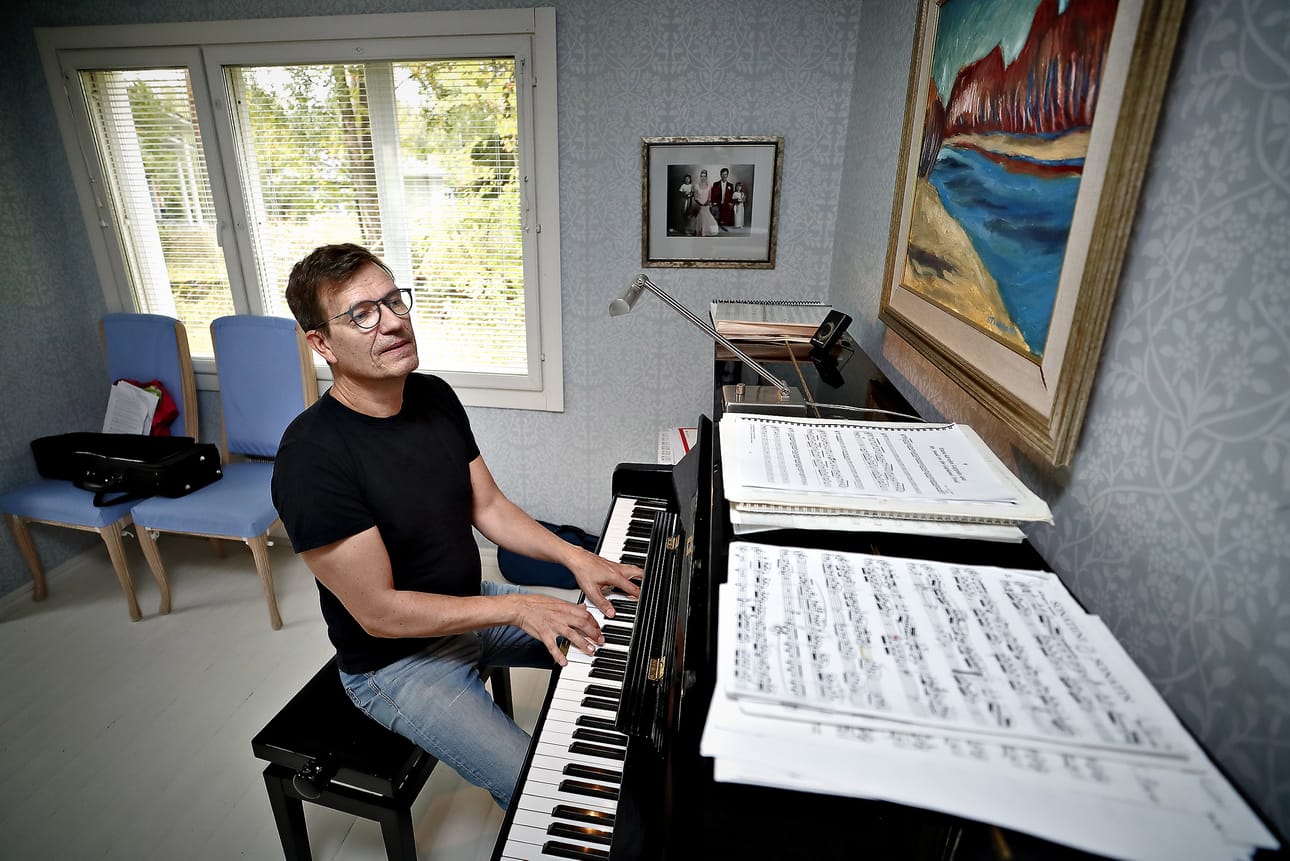 Seppo Istukaissaari on säveltänyt lauluja Eino Leinon runoihin kotonaan Seinäjoen Hallilassa. Pian hän esittää niitä työpaikkansa, Seinäjoen kaupunginorkesterin, laulusolistina.
