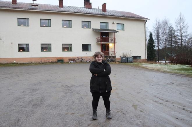 Sarvijoen kyläyhdistyksen puheenjohtaja Sanni Kaitamäki ymmärtää kaupungin halun myydä Sarvijoen koulun, mutta toivoo, ettei se tarkoittaisi koulun menettämistä ja kyläyhdistyksen kaatumista. KUVAT:HENNA NEVALA
