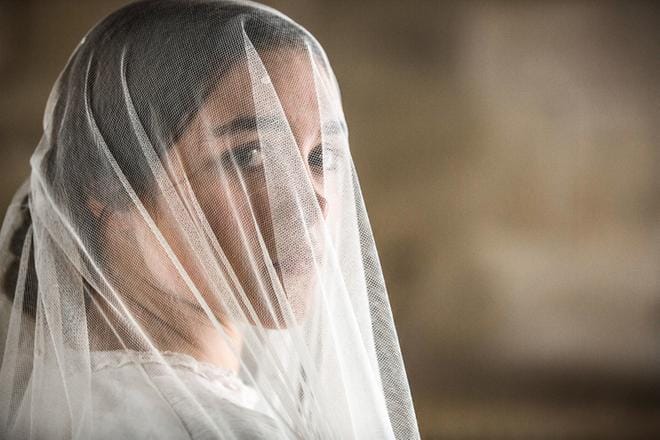 Nuori nainen, Katherine (Florence Pugh), naitetaan rikkaalle tilanomistajalle Englannin maaseudulla vuonna 1865. Rakkaudeton avioliitto ajaa Katherinen nuoren komean tallirengin syliin. KUVA: Sixty Six Pictures / Yle