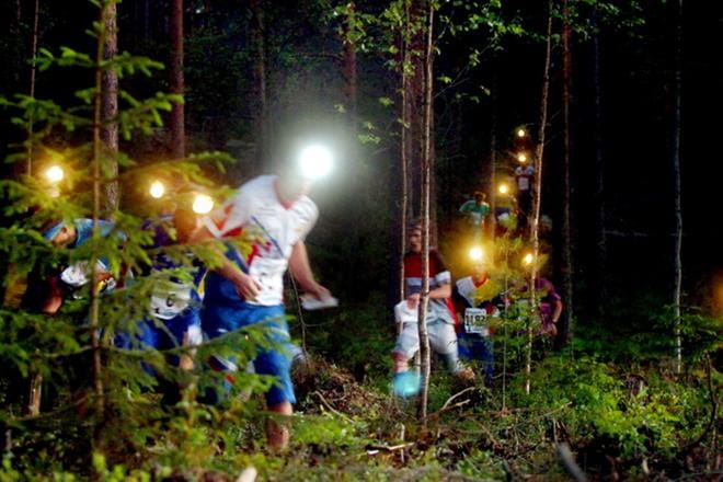 Suunnistajat eivät pelkään kylmää eikä pimeää. Tästä saadaan todistus huomenna Isossakyrössä. Kuva on vuoden 2007 Jukolan viestistä Lapualta. Kuva: Heikki Hakanen