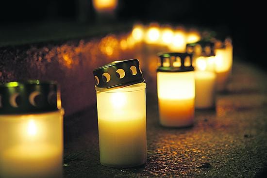 Arkistokuva itsemurhan uhrien muistoksi järjestetystä kynttilätapahtumasta.