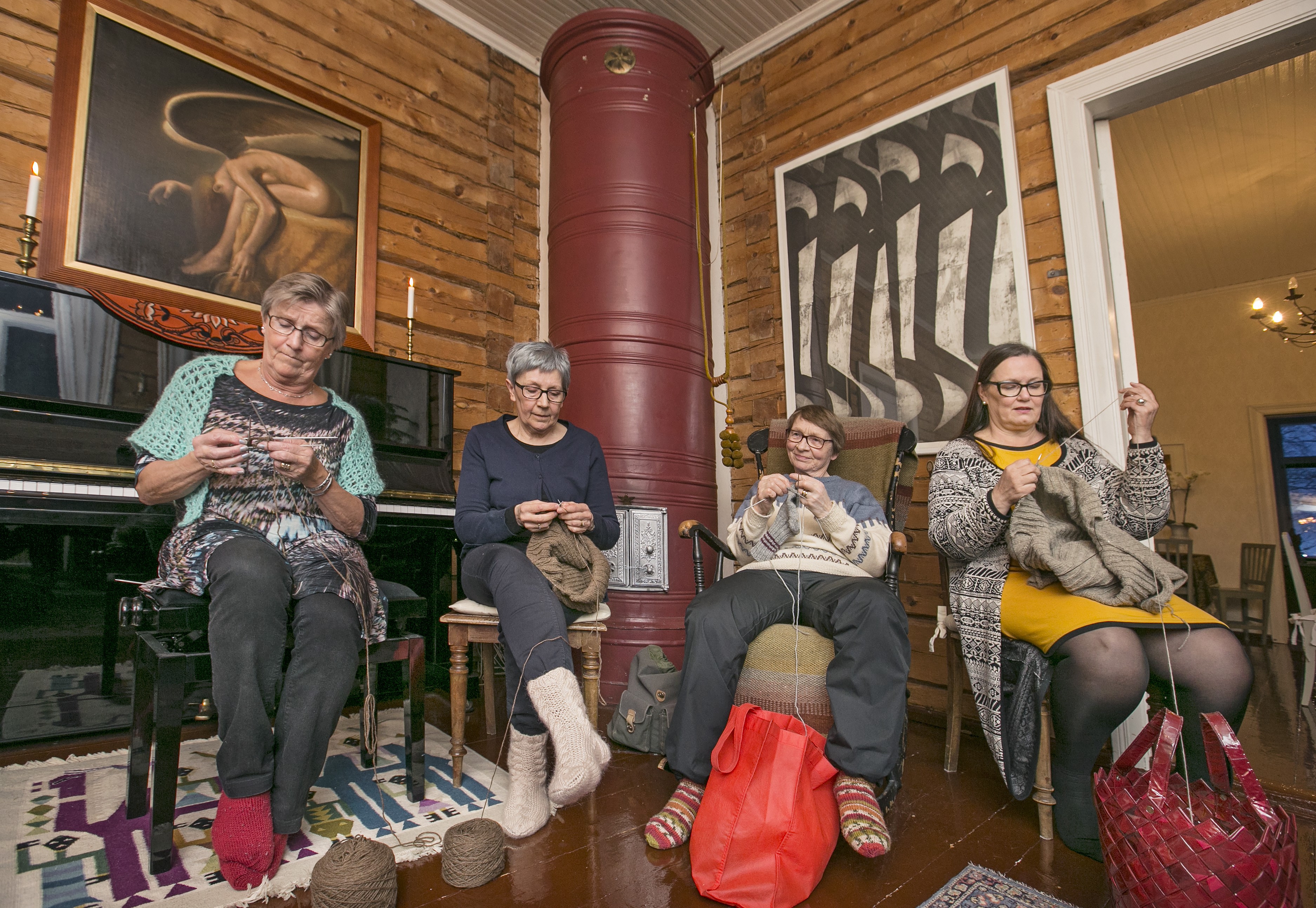 Tikkuröijypiirin Heli Piekkola (vas.), Pirkko Mattila, Raija Smed ja pappilan emäntä Anne-Maria Haapala neulovat pappilan salissa.