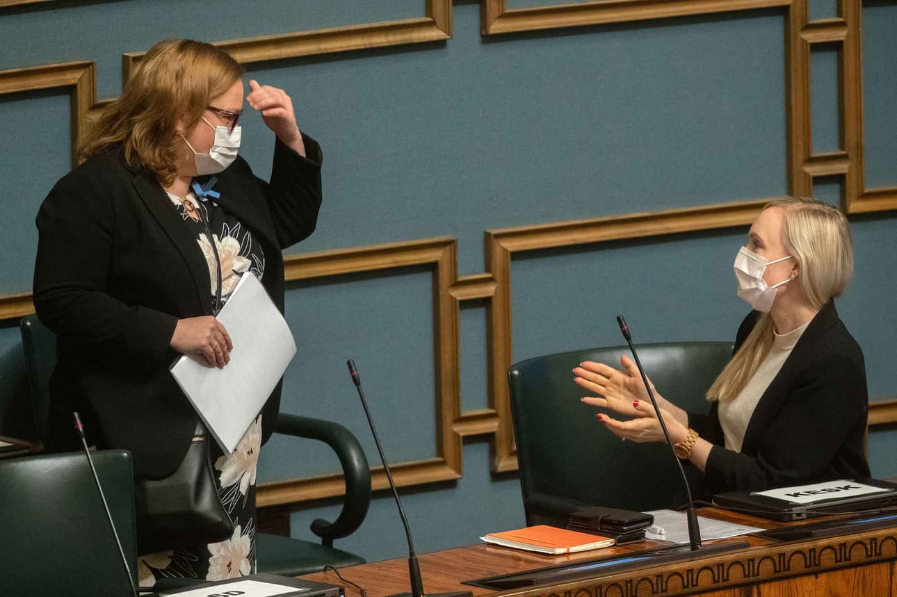 Eduskunta aloitti 14. joulukuuta 1 600 sivun pituisen sote-lakipaketin käsittelyn. Perhe- ja peruspalveluministeri Krista Kiuru (sd.) ja sisäministeri Maria Ohisalo (vihr.) huomasivat keskustellessaan istuntosalissa, että kello käy.