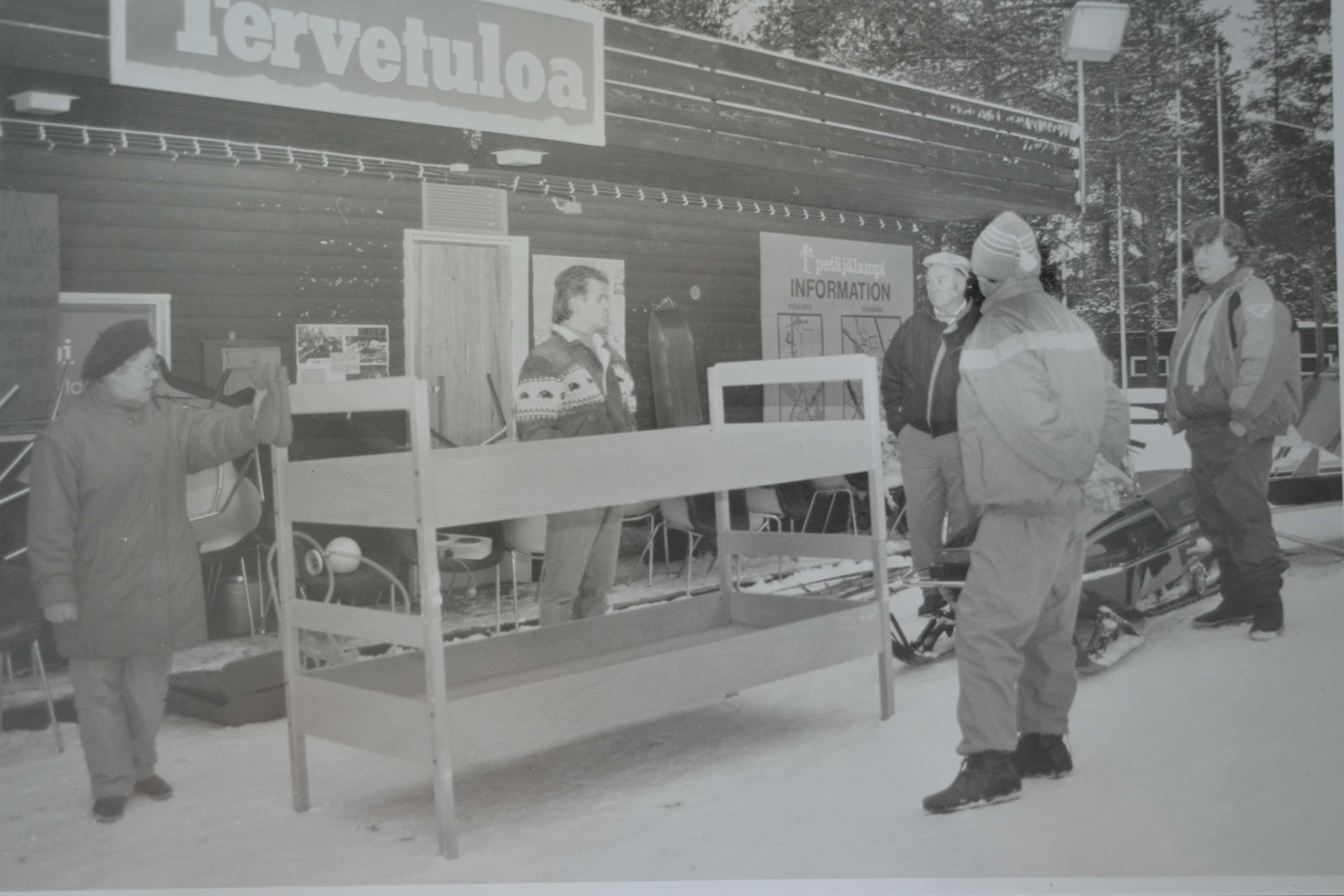 Miksi tavarat oli nostettu pihalle, mitä Petäjälammella tapahtui?