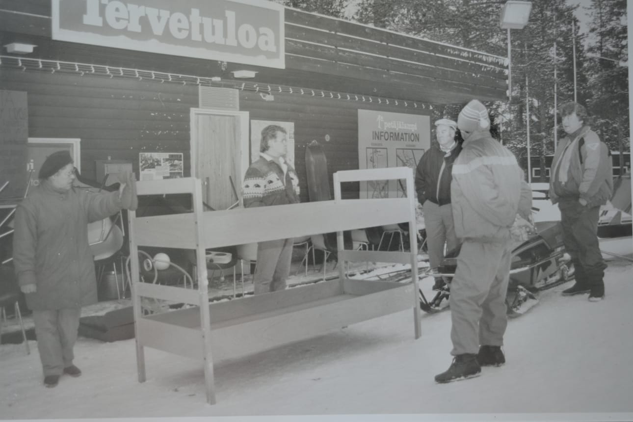 Miksi tavarat oli nostettu pihalle, mitä Petäjälammella tapahtui?