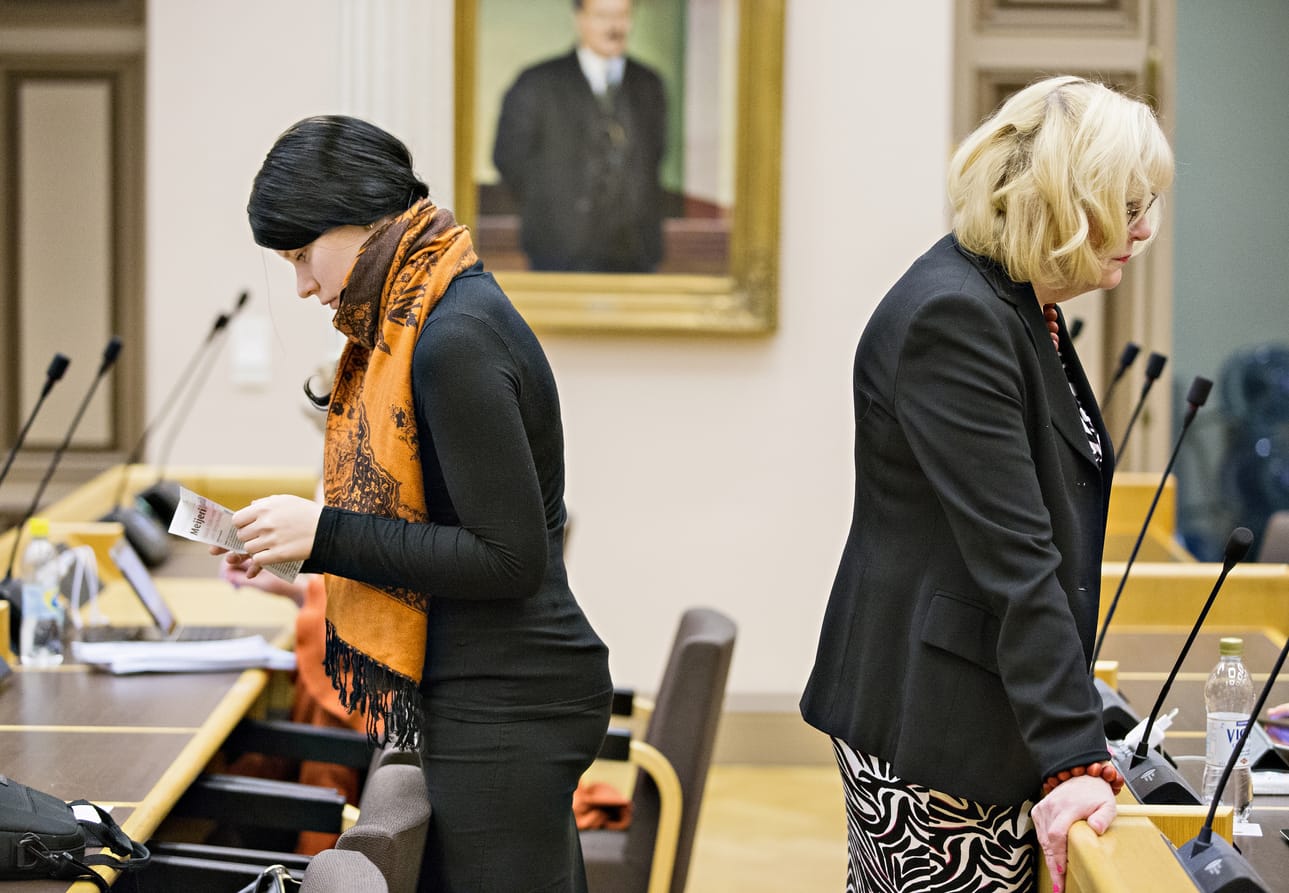 Arkistokuva Oulun valtuustosta 30.11.2015. Kuvassa vasemmalla Jenna Simula (ps) ja Ulla-Riitta Lattula (kok.).