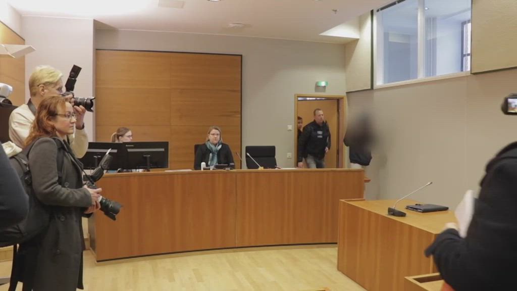 Tyttöystävänsä murhasta epäilty saapui oikeuteen - näytti keskisormea kuvaajalle