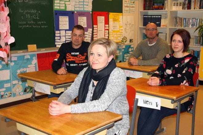 Alahärmän Hakolan koululaisten vanhemmat Hanne Koivisto, Sami Sillanpää, Tero Hurtamo ja Pauliina Murtoniemi muistuttavat, että Hakolan koulun puitteet ovat erinomaiset ja koulu on kaikin puolin kunnossa. KUVA: MARIANNE LÄHDE