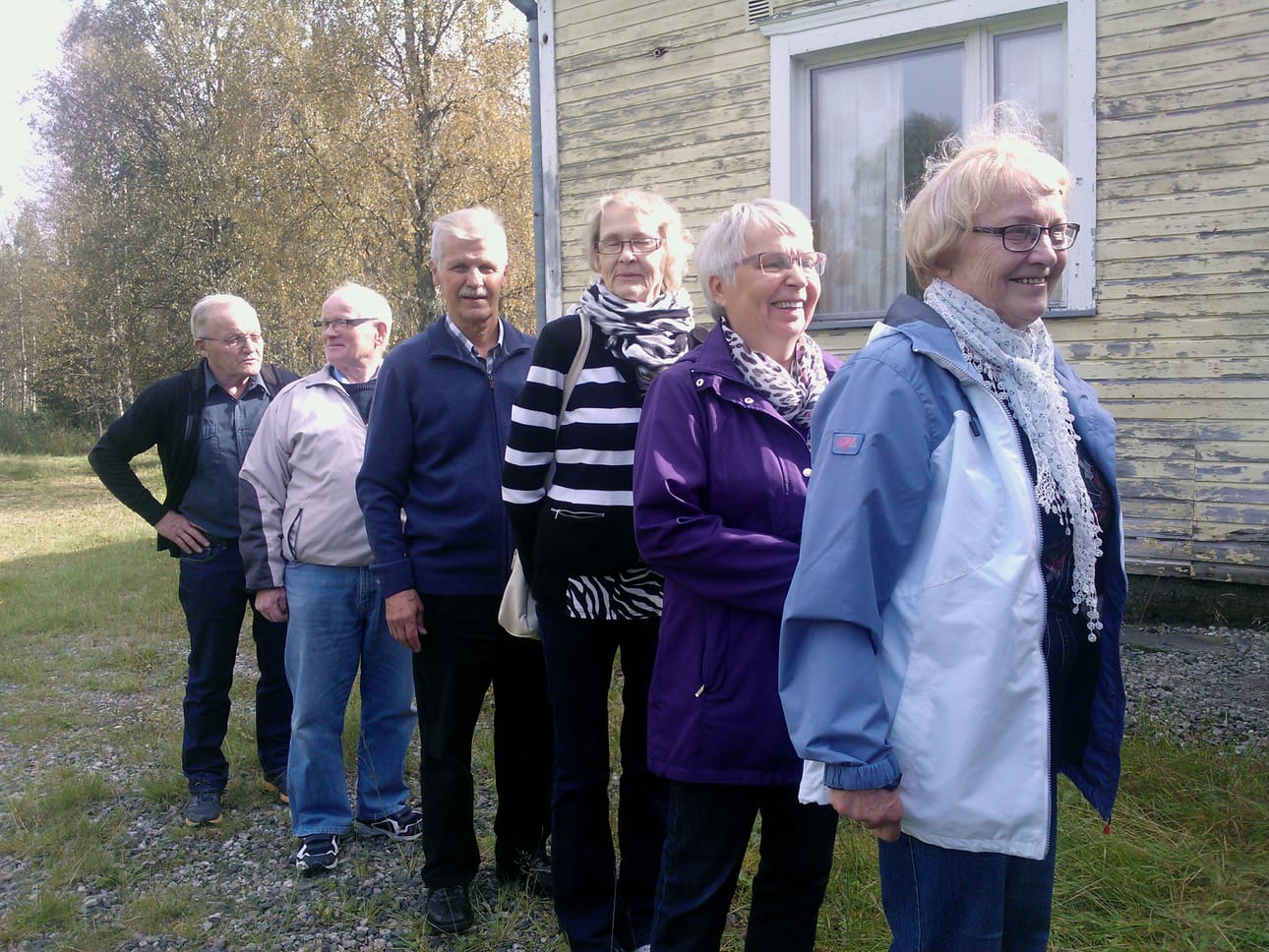 Tottuneesti järjestyttiin koulujonoon sisäänmenoa varten. Kuvassa edestä Terttu Tasala, Leena Pohjola, Suoma Yli-Suvanto, Viljo Törmänen, Paavo Leinonen ja Erkki Oinas.