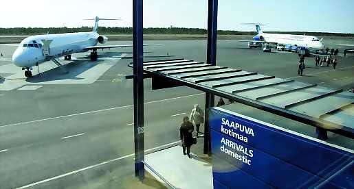 Kustannustehokkuus hintoihin. Uusi suomalainen halpalentoyhtiö Flying Finn tuo kilpailun Finnairin tärkeimmälle kotimaan reitille eli Helsinki–Oulu -välille. Tiistaina ensimmäistä kertaa Ouluun lentänyt Flying Finn kilpailee lentomatkustajista 157-paikkaisilla MD 83 -koneilla sekä halvoilla, halvimmillaan 55 euron hintaisilla, lentolipuilla.